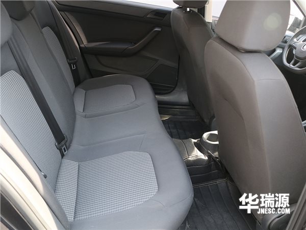 大众桑塔纳，小巧灵动，经济适用
