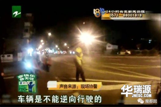 小伙马路逆行忽然崩溃 买卖二手车不要“负重前行”
