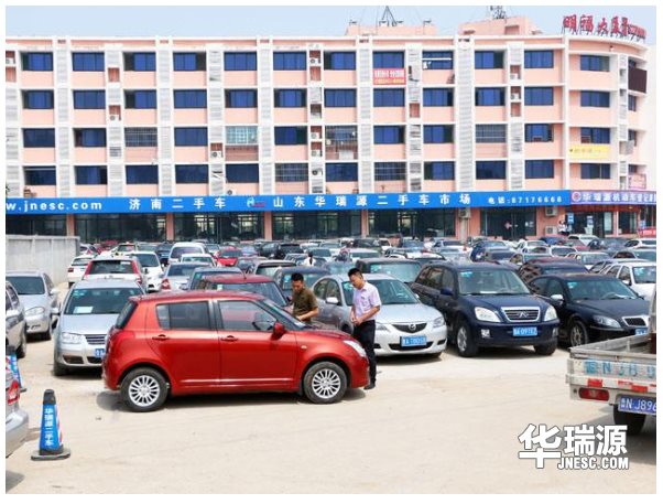 小伙马路逆行忽然崩溃 买卖二手车不要“负重前行”