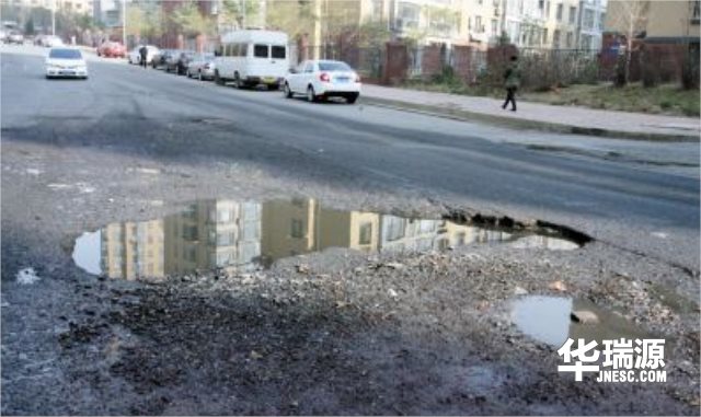 开车时必须要注意不是任何道路都能走,小心汽车轮胎爆胎